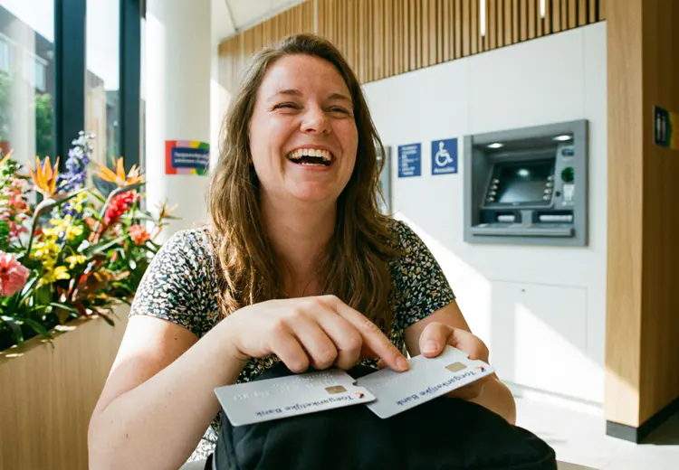 In steeds meer landen krijgen bankpassen speciale voelbare kenmerken, zodat mensen ze zonder te kijken kunnen herkennen.