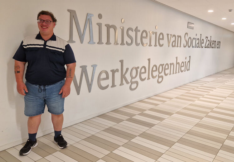 Sébastiaan op bezoek bij het UWV. Dat valt onder het ministerie van Sociale Zaken en Werkgelegenheid.