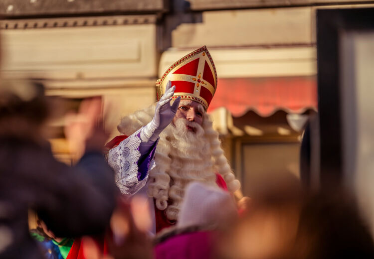 Sinterklaas wordt op 5 december gevierd omdat 6 december zijn sterfdag is.