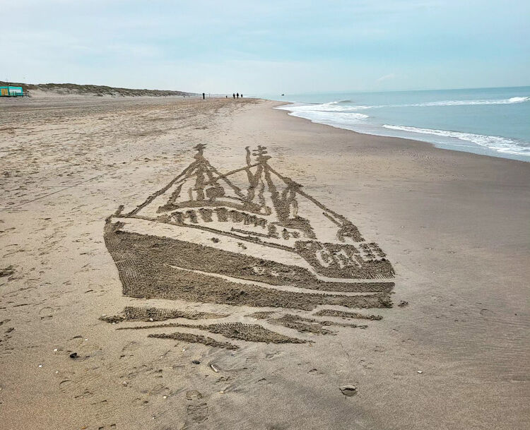 Elke tekening is uniek omdat het strand nooit hetzelfde blijft.