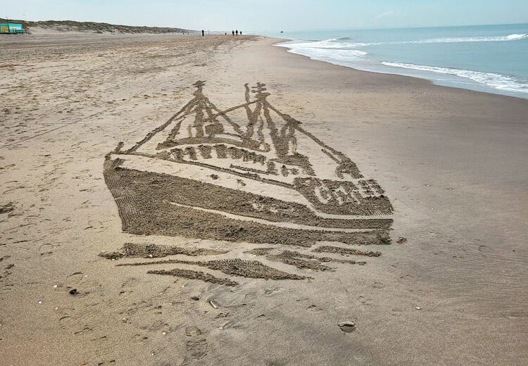 Elke tekening is uniek omdat het strand nooit hetzelfde blijft.