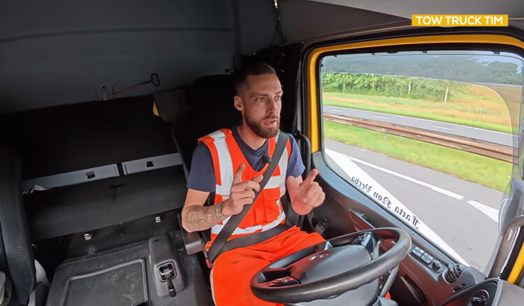 Tim filmt zijn werk vaak met een camera op zijn borst zodat je alles van dichtbij ziet.