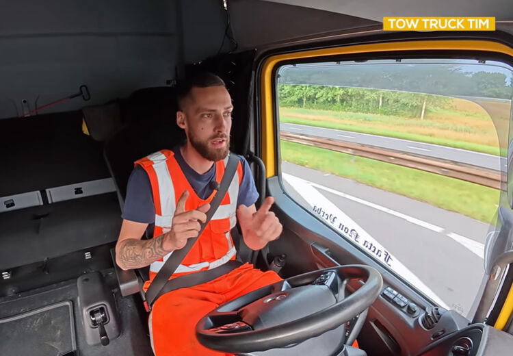 Tim filmt zijn werk vaak met een camera op zijn borst zodat je alles van dichtbij ziet.