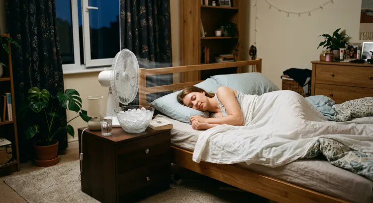 Zet de ventilator ongeveer een half uur voor het slapen aan. Zo kan de kamer wat afkoelen.