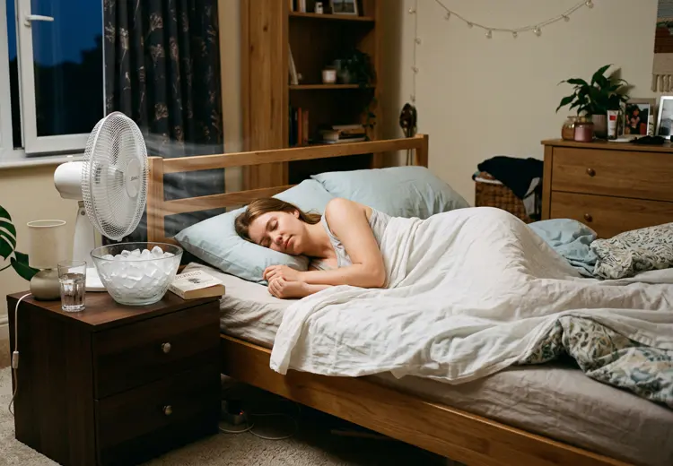 Zet de ventilator ongeveer een half uur voor het slapen aan. Zo kan de kamer wat afkoelen.