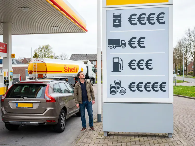 De prijs op het bord bij een tankstation kan meerdere keren in korte tijd veranderen.