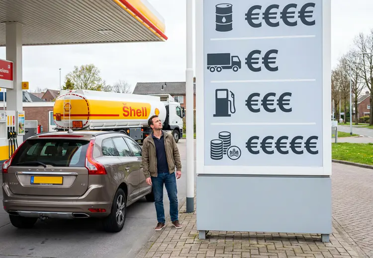De prijs op het bord bij een tankstation kan meerdere keren in korte tijd veranderen.