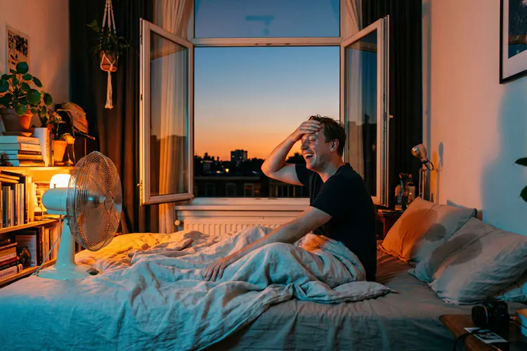 Draag lichte kleding en gebruik dun beddengoed. Katoen ademt vaak beter dan dikke stoffen.