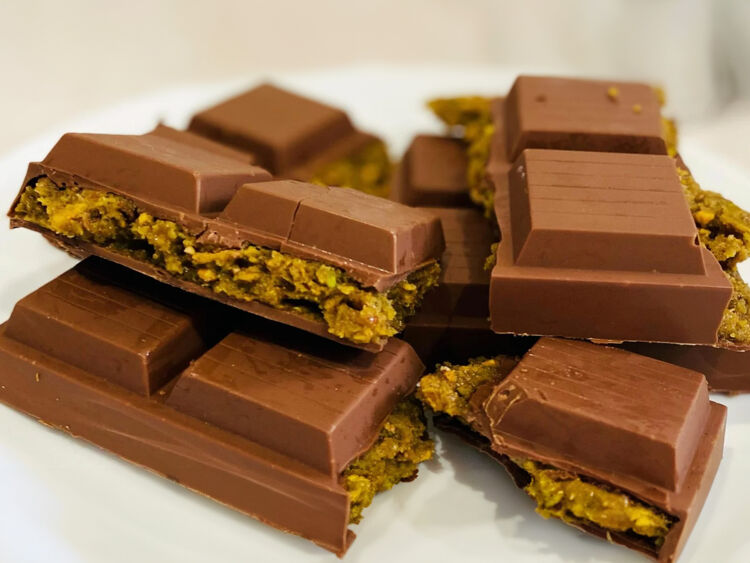 De romige chocolade, pistache en knapperige kadayif zorgt voor een bijzondere mix van smaak en gevoel.