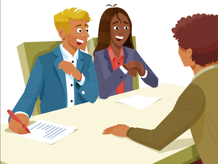 Een ondersteuner zit naast iemand bij een gesprek op het gemeentehuis. De inwoner staat er niet alleen voor.