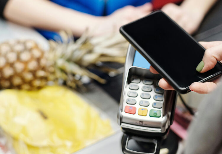 Een betaalautomaat gaat in een straal van tien centimeter op zoek gaat naar de chip in je telefoon.