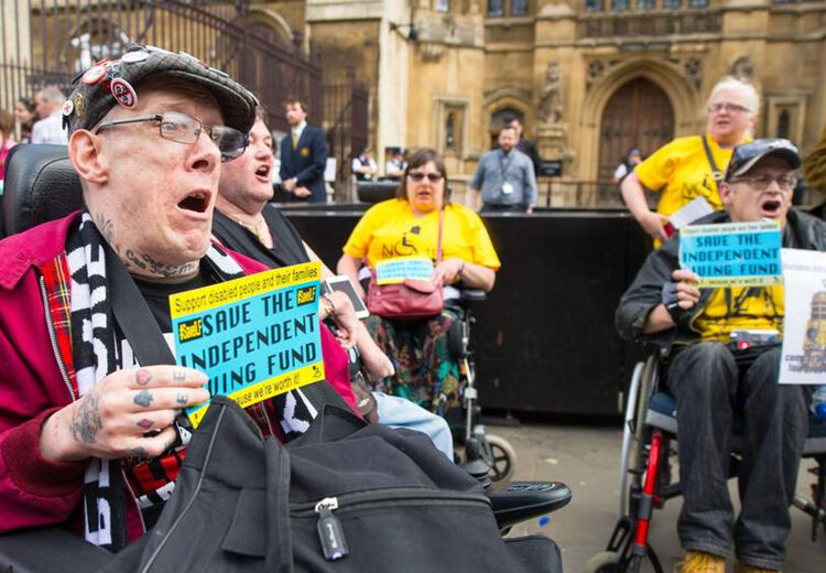 Rolstoelers zijn het niet eens met bezuinigingen en proberen het Lagerhuis in Engeland binnen te komen.