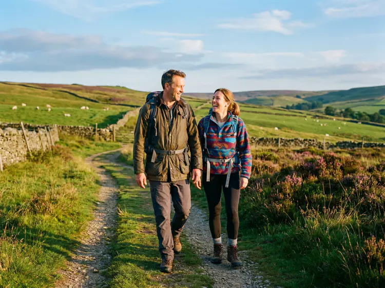 Tijdens een lange wandeling door Engeland leren Marnie en Michael elkaar veel beter kennen.