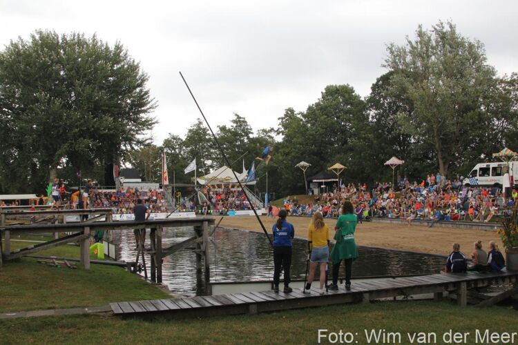 Fierljeppen begon ooit als handige manier om sloten over te steken.