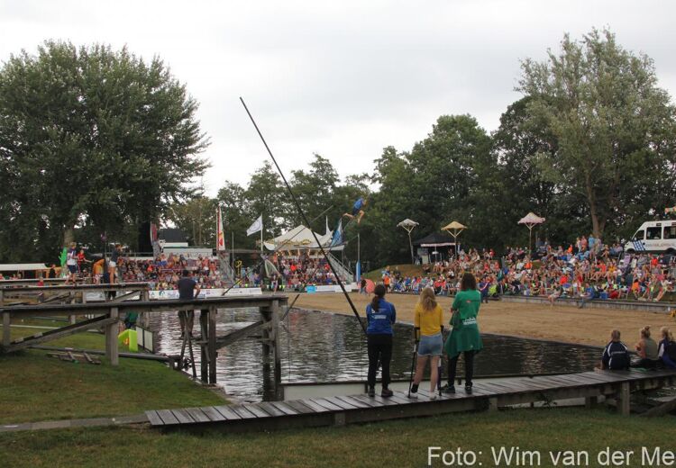 Fierljeppen begon ooit als handige manier om sloten over te steken.