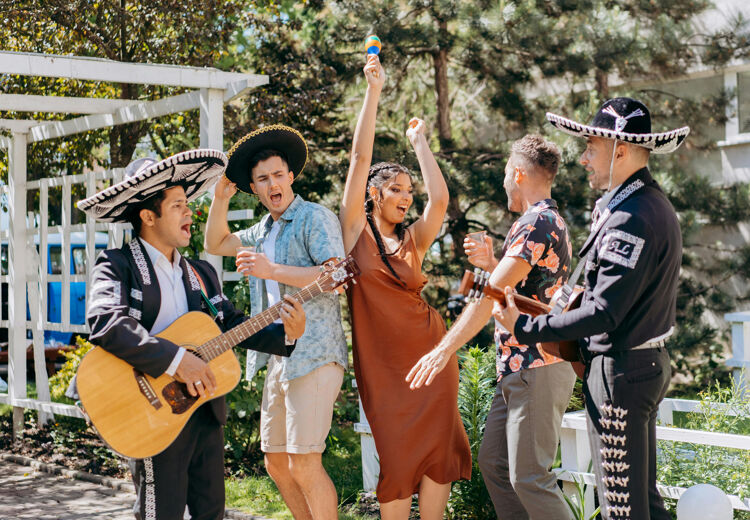 De sombrero is echt Mexicaans. Deze grote hoed wordt gedragen tegen de felle zon en een koel te kunnen blijven.