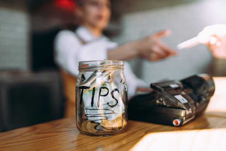 Het woord ‘tip’ komt van het Engelse To Insure Promptness. Dat betekent dat iemand snel en goed geholpen is.