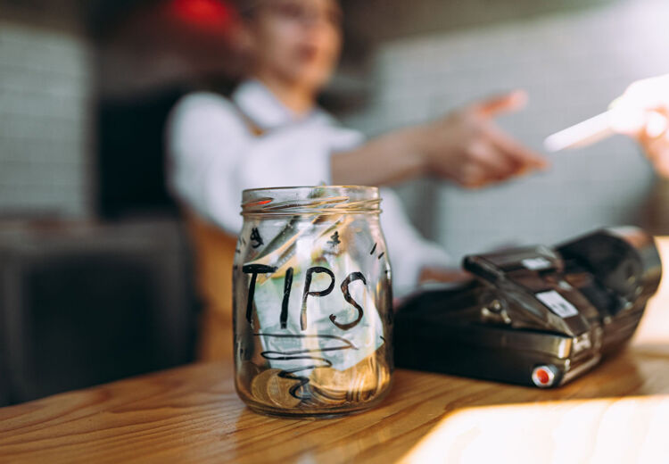 Het woord ‘tip’ komt van het Engelse To Insure Promptness. Dat betekent dat iemand snel en goed geholpen is.