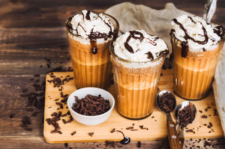 De frappé wordt uitgesproken als 'frap-pee' en losjes vertaald uit het Frans betekent het letterlijk 'gekoeld'.