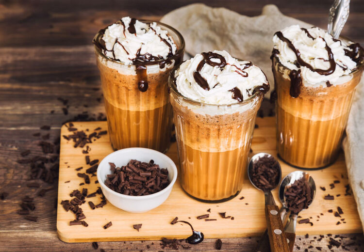 De frappé wordt uitgesproken als 'frap-pee' en losjes vertaald uit het Frans betekent het letterlijk 'gekoeld'.