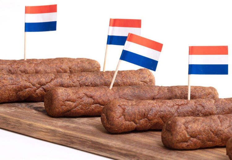 Het begon allemaal in 1954 toen de eerste frikandel werd gemaakt in Dordrecht door Gerrit de Vries.