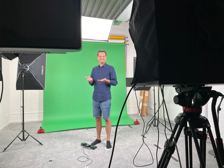 Theo laat in gebarentaal zien hoe iets werkt.