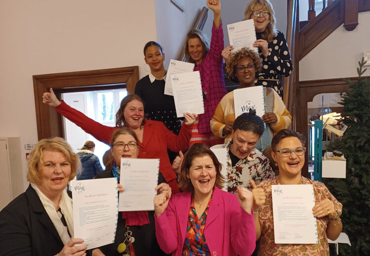 Blije cursisten van Maximaal Geluk met hun welverdiende diploma.
