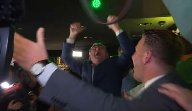 Richard de Mos viert de winst met zijn partij na een spannende verkiezingsavond in Den Haag.