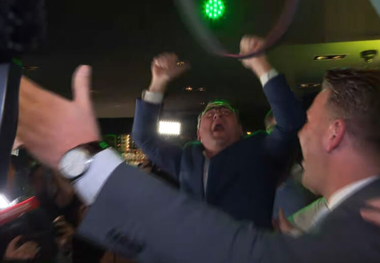 Richard de Mos viert de winst met zijn partij na een spannende verkiezingsavond in Den Haag.