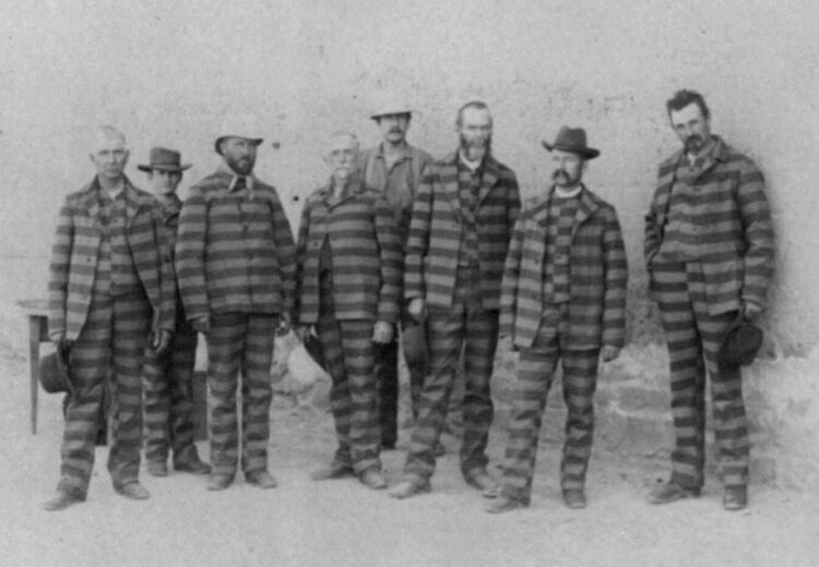Gevangenen in Utah dragen rond 1885 horizontaal gestreepte uniformen. Deze zijn in de Auburn Prison bedacht.