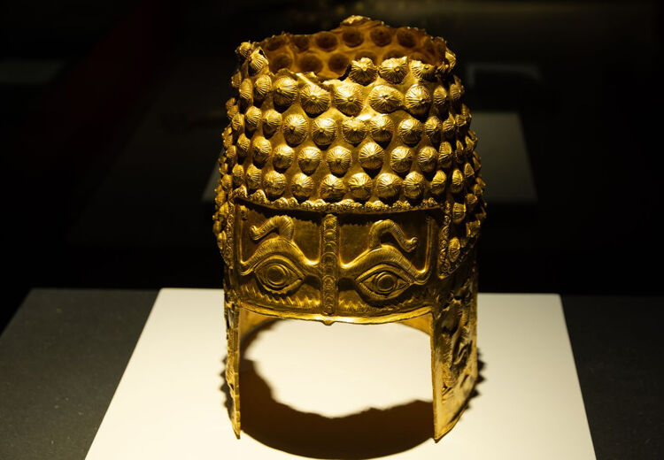 De gouden helm van Coțofenești tijdens een tentoonstelling in 2022.