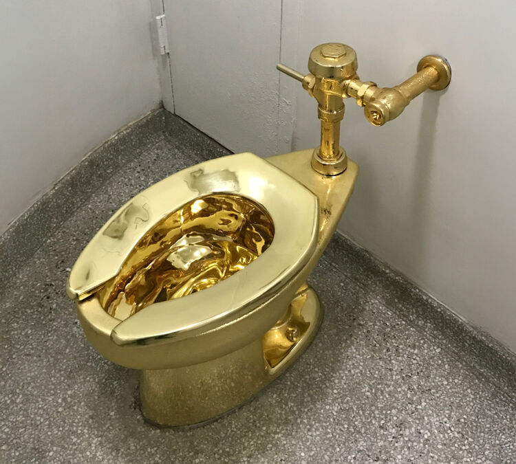 De gouden wc weegt meer dan 100 kilo, dus je hebt een sterke vloer nodig om erop te kunnen zitten!