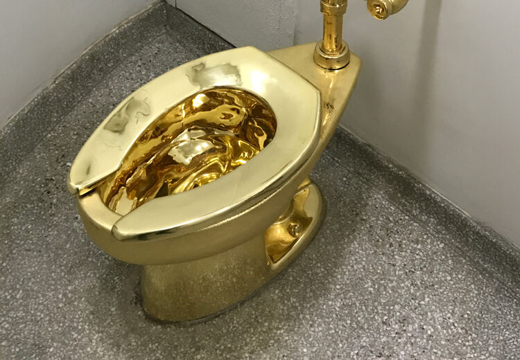 De gouden wc weegt meer dan 100 kilo, dus je hebt een sterke vloer nodig om erop te kunnen zitten!
