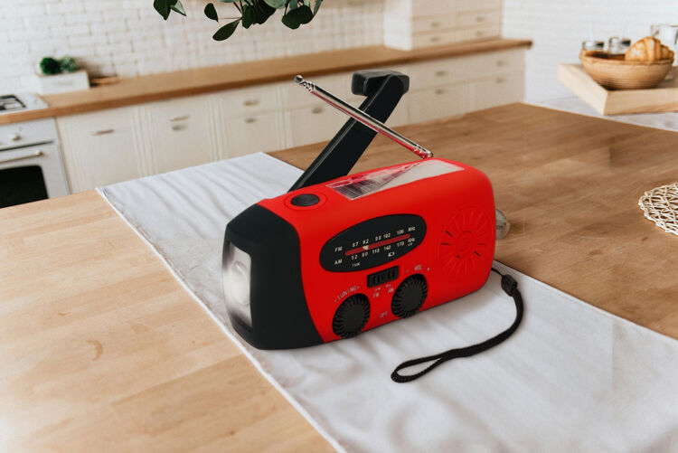 Een noodradio werkt vaak ook zonder stroom omdat je hem kunt opladen met de hand.