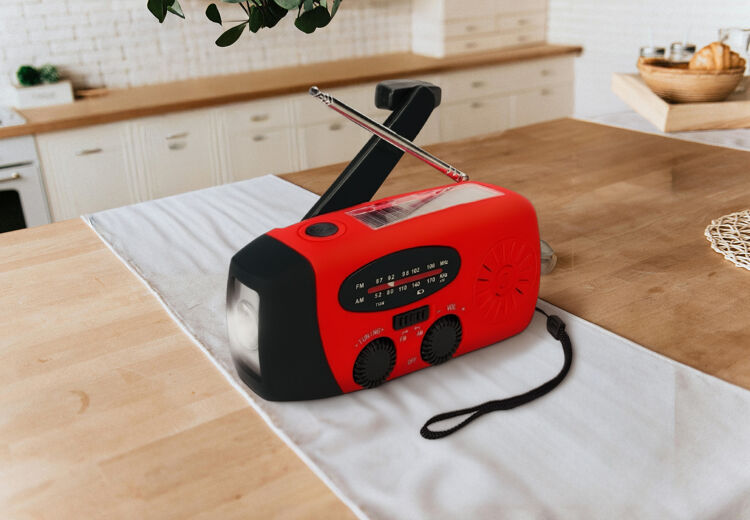 Een noodradio werkt vaak ook zonder stroom omdat je hem kunt opladen met de hand.