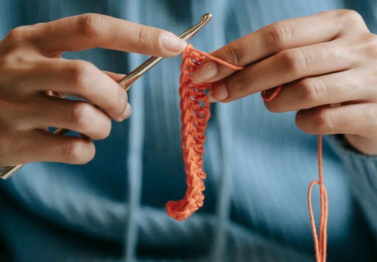 Haken is een creatieve en ontspannende hobby die al eeuwenlang wordt beoefend.