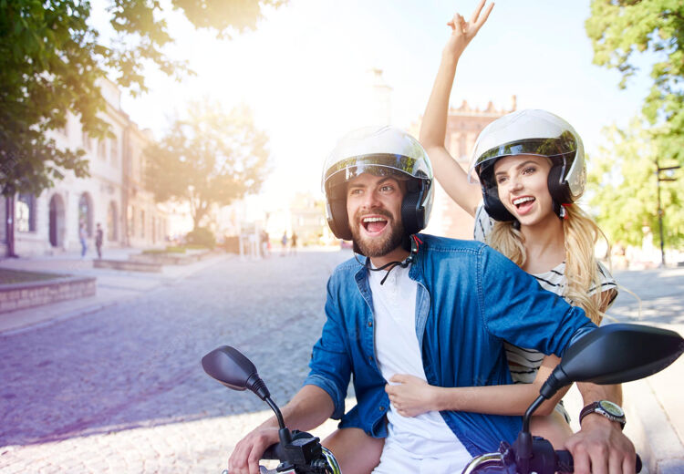 Net als voor brommerrijders is per 1 januari het dragen van een helm verplicht voor snorfietsers.