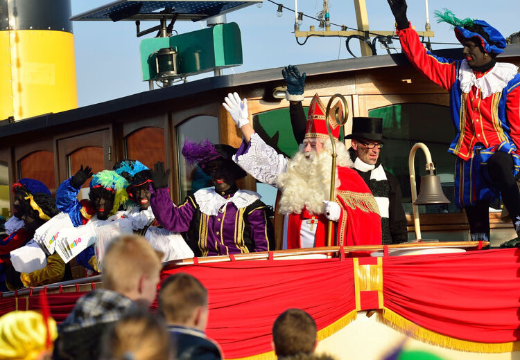 Kinderen mogen pas hun schoen zetten vanaf het moment dat Sinterklaas in Nederland is aangekomen.