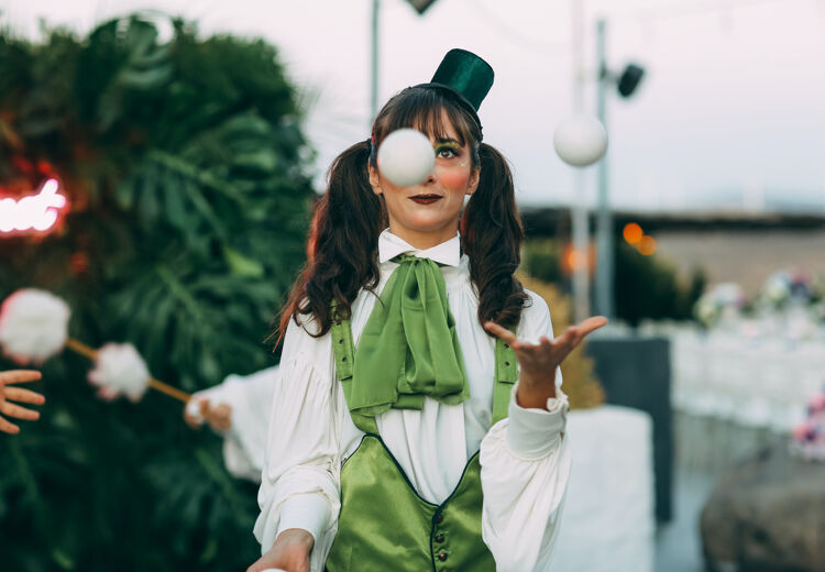 Door te oefenen kan je veel ballen zonder na te denken in de lucht houden.