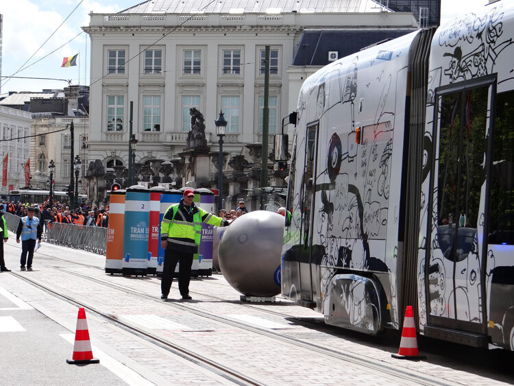 Bij trambowlen duwt de bestuurder met de tram een grote bal vooruit om een doel te raken zonder zelf te botsen.