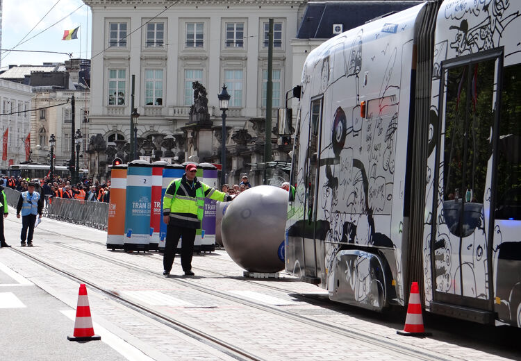 Bij trambowlen duwt de bestuurder met de tram een grote bal vooruit om een doel te raken zonder zelf te botsen.