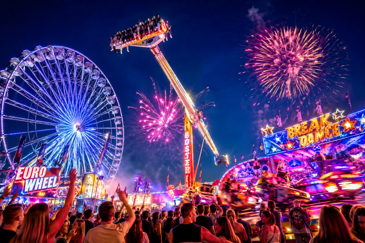 Een kermis is in de avond extra bijzonder door alle lichtjes die samen een soort lichtshow maken.