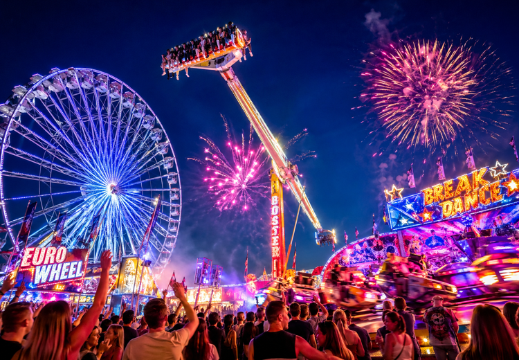 Een kermis is in de avond extra bijzonder door alle lichtjes die samen een soort lichtshow maken.