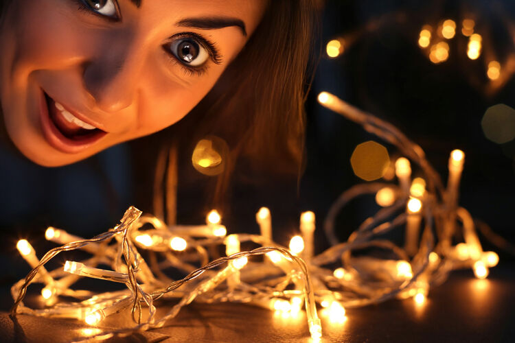 Als je kerstverlichting goed oprolt en bewaart heb je volgend jaar bijna geen gedoe meer met knopen.