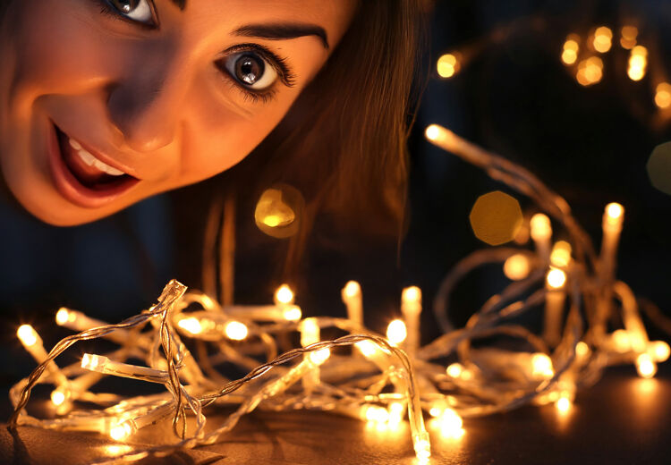 Als je kerstverlichting goed oprolt en bewaart heb je volgend jaar bijna geen gedoe meer met knopen.