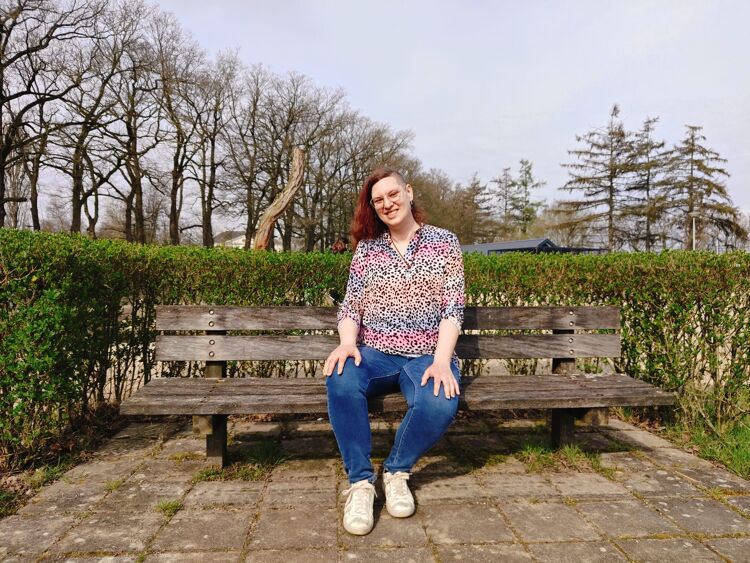 Chantal vertelt openhartig aan Steffie hoe het is om een kunstgebit te hebben.