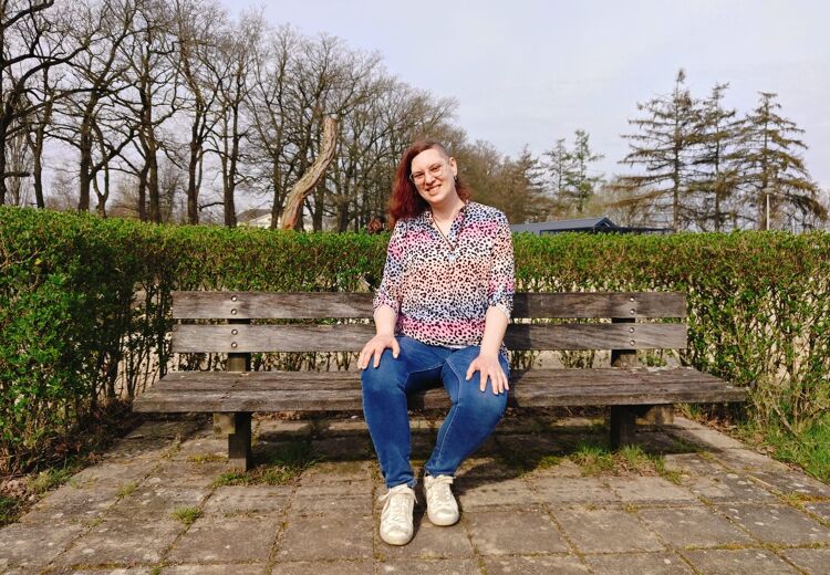 Chantal vertelt openhartig aan Steffie hoe het is om een kunstgebit te hebben.