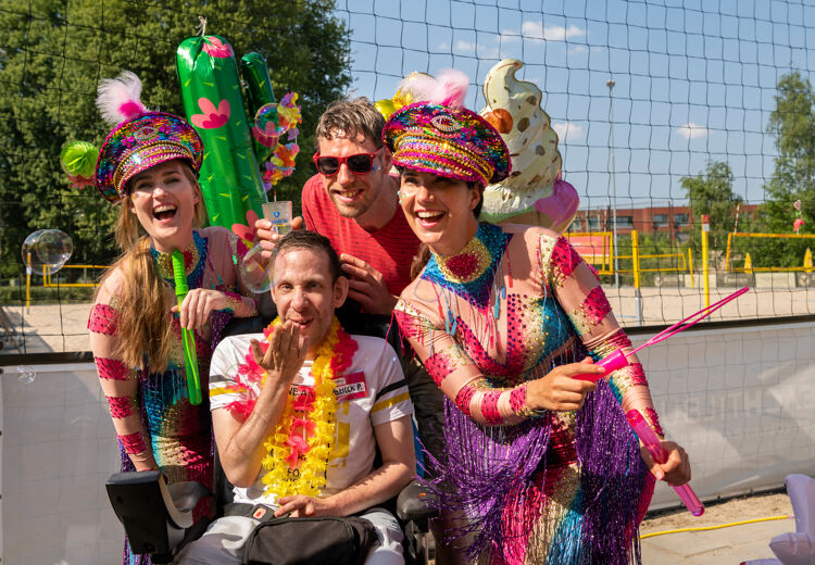 Lachen verlaagt ook de bloeddruk en zorgt ervoor dat je beter bestand bent tegen pijn.