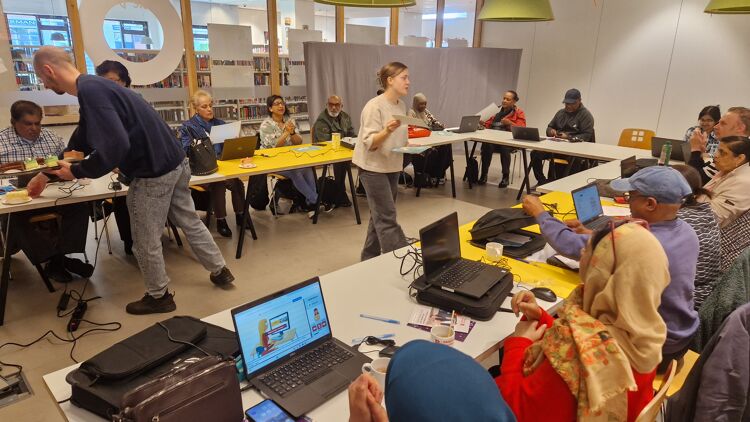 Fleur en Melle delen de certificaten uit aan de geslaagde cursisten.