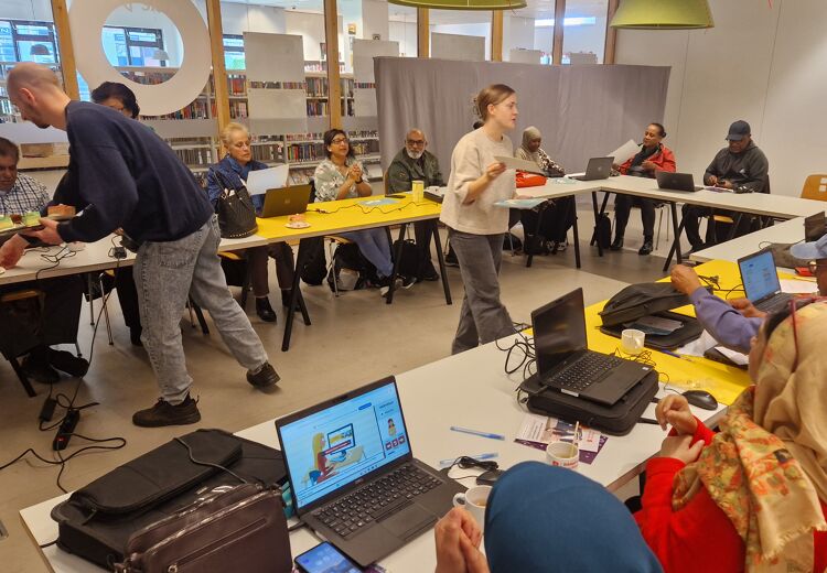 Fleur en Melle delen de certificaten uit aan de geslaagde cursisten.